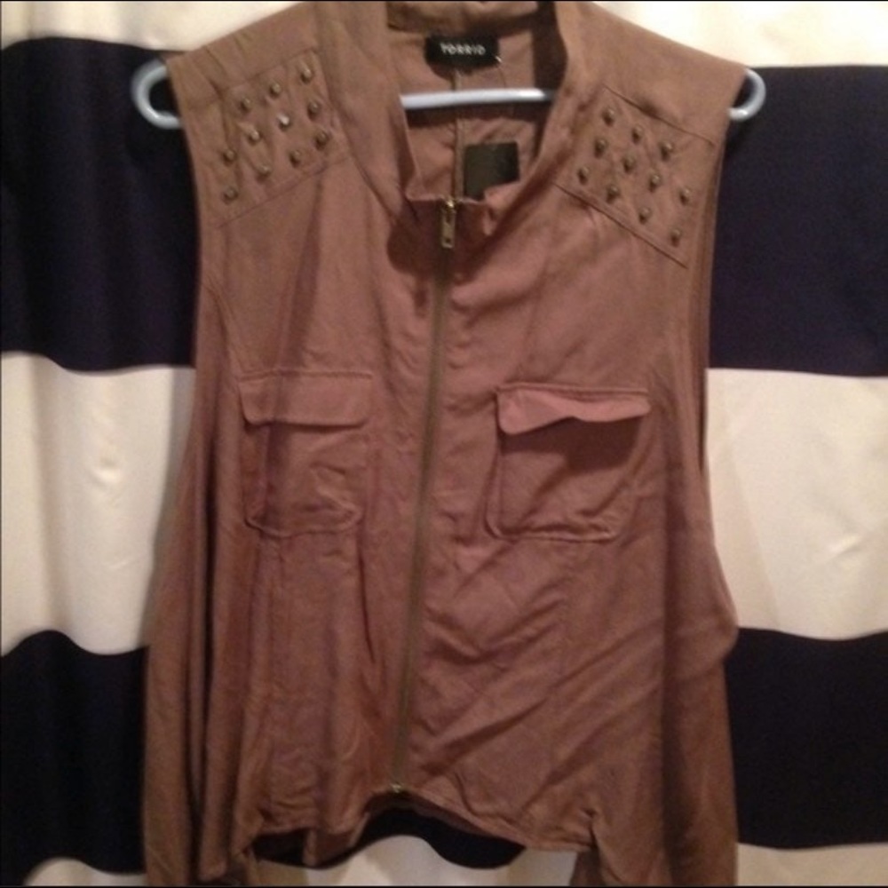 Taupe vest